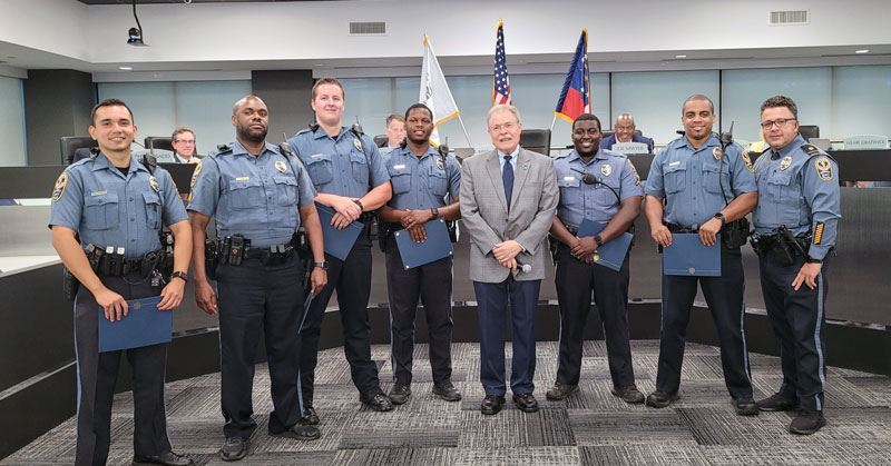 Picture of the Mayor and 7 police officers