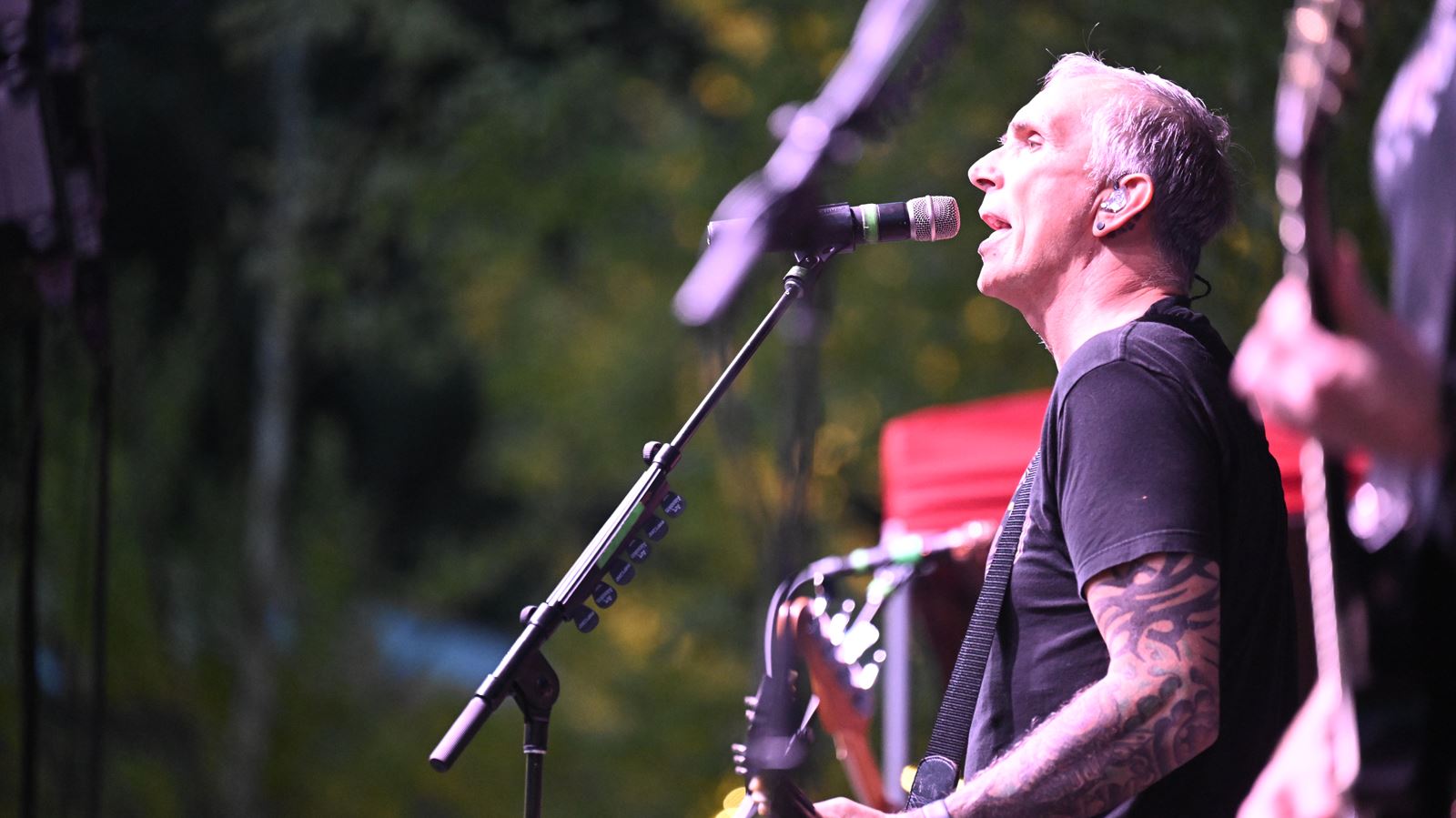 Crowd and musicians at the Everclear with Hush Money concert