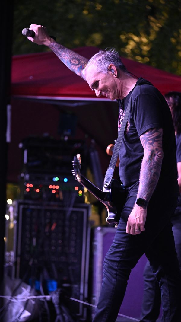 Crowd and musicians at the Everclear with Hush Money concert