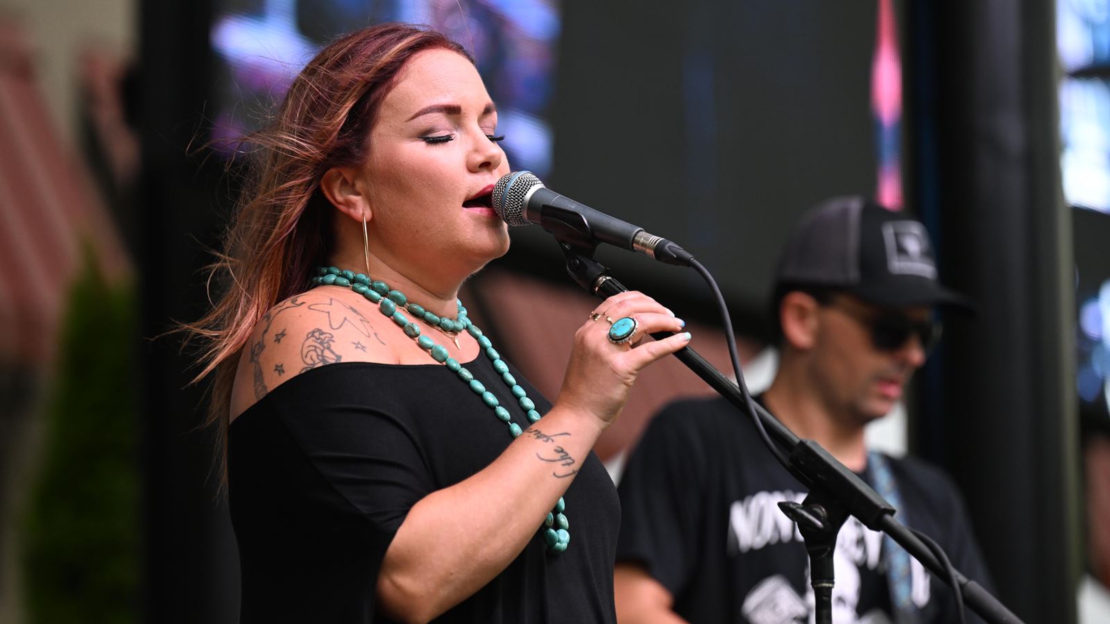 Crowd and musicians at the Everclear with Hush Money concert