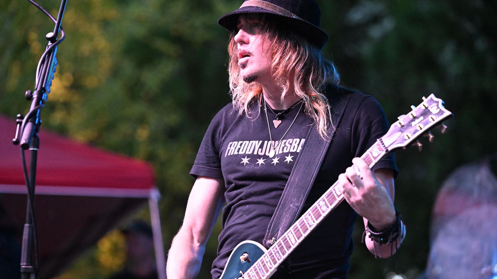 Crowd and musicians at the Everclear with Hush Money concert